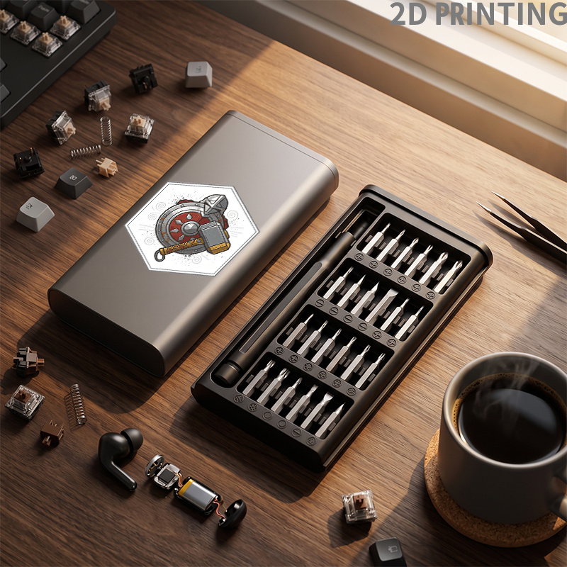 Conjunto de Chave de Fenda Martelo Escudo de Guerreiro Viking com Design Impresso em 2D, Apresentando Vários Tamanhos de Pontas de Precisão para Fácil Desmontagem e Montagem Diária. A Maleta de Armazenamento Minimalista Fosca Oferece uma Textura Excepcional, é Leve e Portátil. Forjado em Aço-liga de