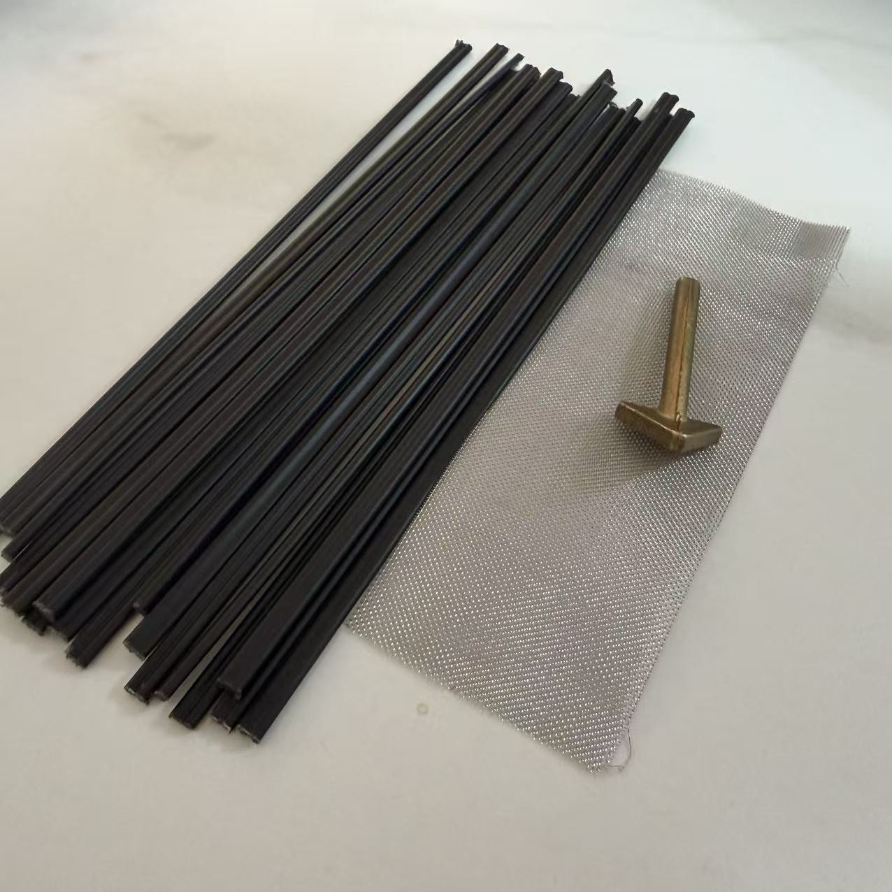Kit Profissional de Reparo de Plástico, Tiras de Reparo de Plástico, Aplicador de Cabeça Chata de Cobre com Malha de Reparo, um Conjunto de Acessórios Profissionais Adequado para Reparar Peças de Plástico como Para-choques de Carro e Moto, Carcaças, Latas de Lixo e Tubos de Drenagem